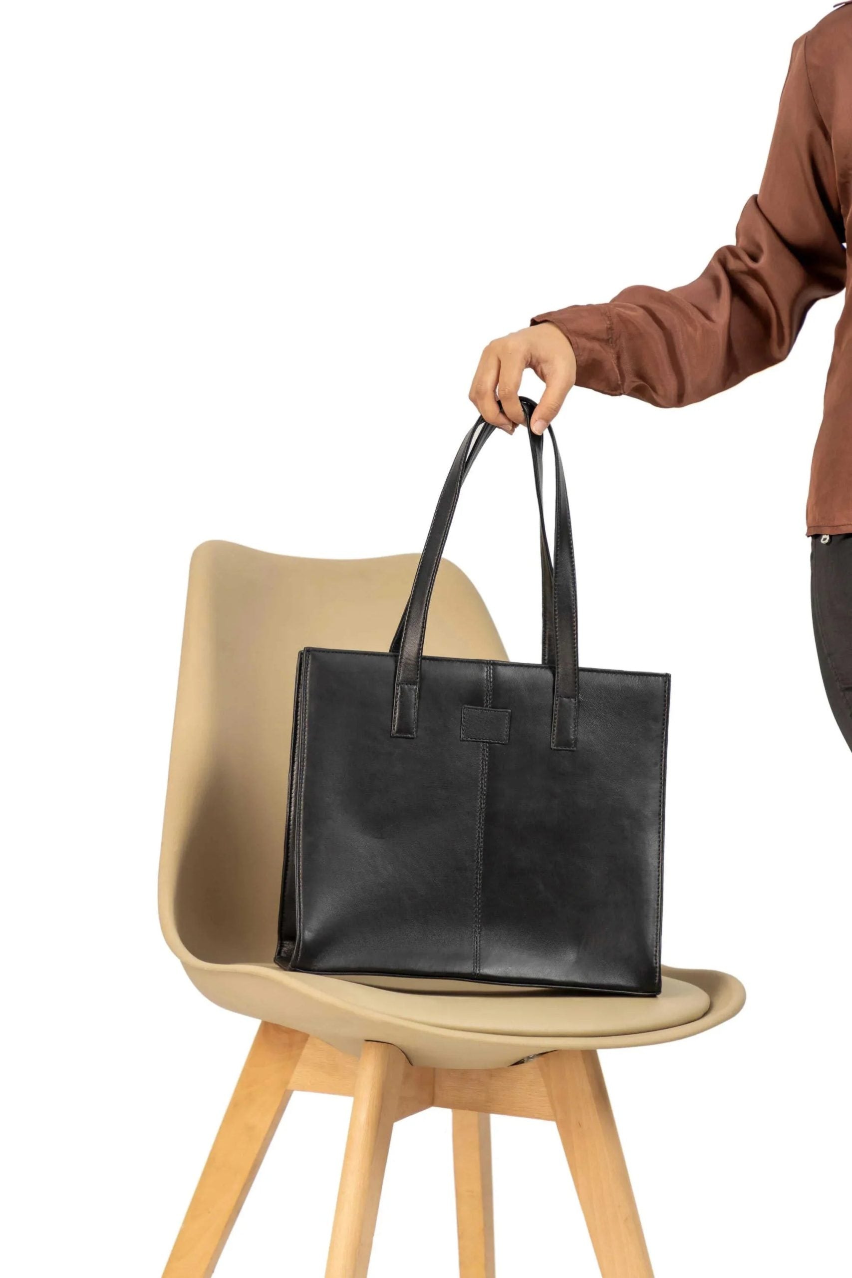 Everyday Women's Black Leather Zipper Tote Bag - Image 4