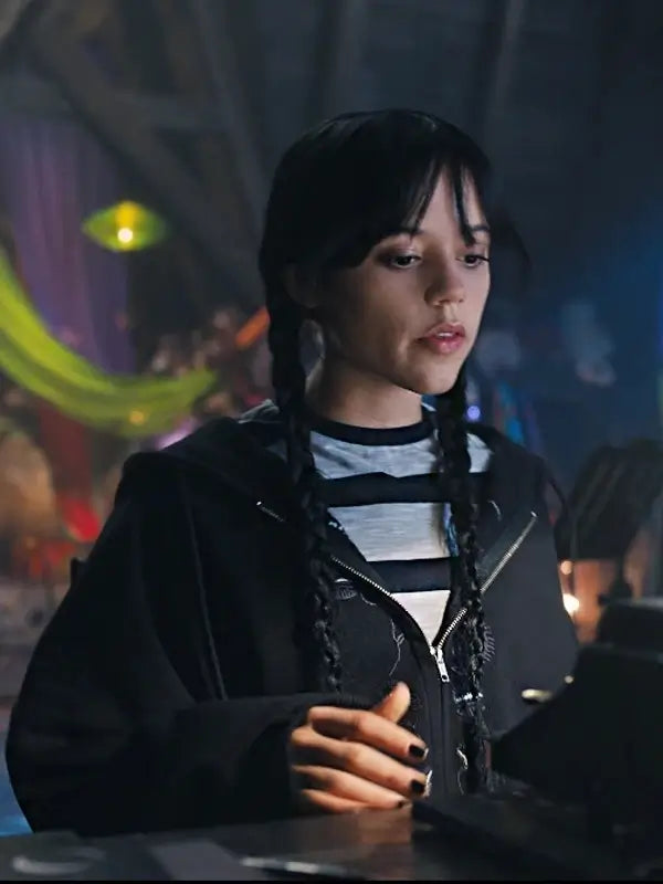 Close-up of Jenna-Ortega Wednesday Oversized-Hoodie