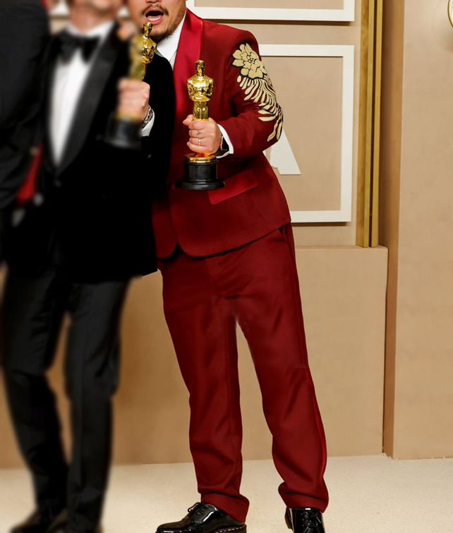 Oscar 2023 Daniel Kwan Maroon Suit